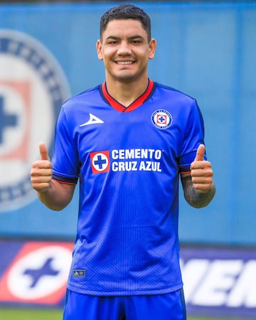 Gabriel Fernández posa por primera vez con la camiseta de Cruz Azul.