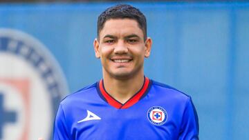 Gabriel Fernández posa por primera vez con la camiseta de Cruz Azul.