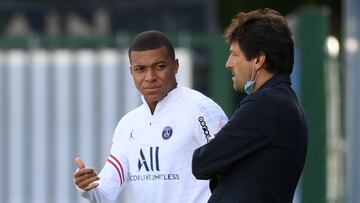 Paris Saint-Germain&#039;s Brazilian sporting director Leonardo speaks with Paris Saint-Germain&#039;s French forward Kylian Mbappe prior to a training session at the Camp des Loges Paris Saint-Germain football club&#039;s training ground in Saint-Germain