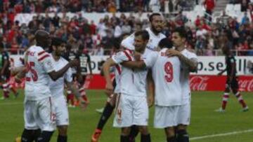 Bacca celebra el 1-0 con sus compañeros.
