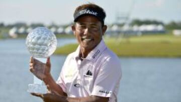 El tailand&eacute;s Thongchai Jaidee posa con su trofeo. 