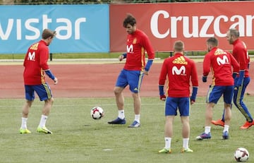 Nacho Monreal, Javi Martínez, Gerard Deulofeu, Jordi Alba and Andrés Iniesta in this morning's session.