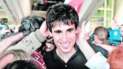 <b>CON UNA SONRISA. </b>Javi Martínez fue agasajado como todo el equipo a su llegada a Bilbao.