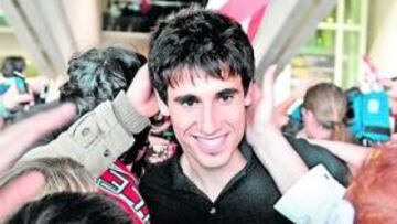 <b>CON UNA SONRISA. </b>Javi Martínez fue agasajado como todo el equipo a su llegada a Bilbao.