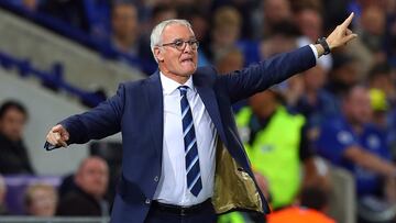 Claudio Ranieri da indicaciones durante un partido.