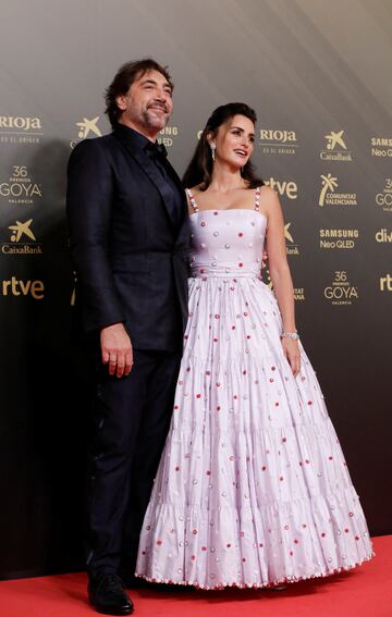 Bardem con un esmoquin de Ermenegildo Zegna y Penélope con un vestido de Chanel con detalles bordados muy delicados.

