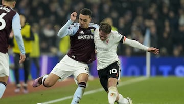 BIRMINGHAM (United Kingdom), 19/02/2025.- Morgan Rogers (L) of Aston Villa in action against Alexis Mac Allister of Liverpool during the English Premier League match between Aston Villa and Liverpool FC, in Birmingham, Britain, 19 February 2025. (Reino Unido) EFE/EPA/TIM KEETON EDITORIAL USE ONLY. No use with unauthorized audio, video, data, fixture lists, club/league logos, 'live' services or NFTs. Online in-match use limited to 120 images, no video emulation. No use in betting, games or single club/league/player publications.