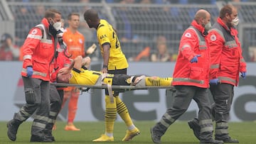 Reus, retirado en camilla en el Dortmund-Schalke.