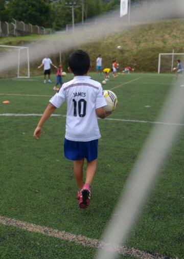 El colombiano comenzó su carrera deportiva en la localidad de Ibagué. Allí es idolatrado entre otras cosas gracias a la escuela de fútbol de su Fundación 'Colombia Somos Todos'.