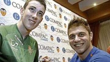 <b>JOAQUÍN, MUY QUERIOD TODAVÍA</b> Cada vez que Joaquín aterriza en tierras heliopolitanas es recibido como un verdadero héroe. Es un futbolista muy querido. Ayer se pudo demostrar nuevamente. La afición verdiblanca le recibió con mucho cariño y el del Puerto se hinchó a firmar autógrafos, tal y como puede verse en la presente imagen.