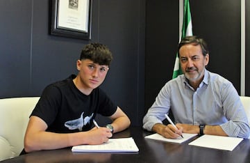 Arévalo firma su contrato