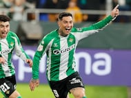 SEVILLA, 14/01/2026.- El delantero argentino del Betis, Chimy Ávila, celebra su segundo gol para el equipo bético durante el encuentro correspondiente a los octavos de final de la Copa del Rey que disputan hoy miércoles Betis y Elche en el estadio de La Cartuja, en Sevilla. EFE / José Manuel Vidal.