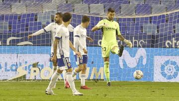 Los jugadores del Zaragoza se lamentan tras encajar uno de los goles frente al Oviedo.