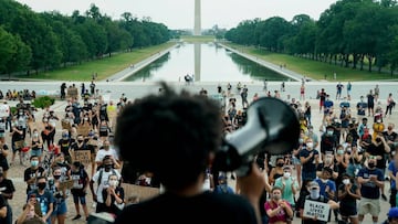 Protesters applaud during a rally against racial inequality in the aftermath of the death in Minneapolis police custody of George Floyd, at the Lincoln Memorial in Washington, U.S., June 10, 2020. REUTERS/Erin Scott