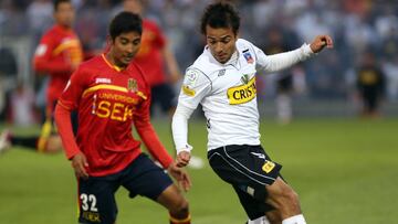 El jugador de Colo Colo Mathias Vidangossy disputa el bal&oacute;n con Sebastian Jaime de Union Espa&ntilde;ola durante el partido de primera divisi&oacute;n jugado en el estadio Monumental el 2012.