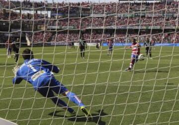 El delantero marroquí del Granada Youssef El-Arabi marca de penalti el segundo gol