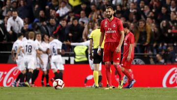 Los jugadores del Valencia celebran en primer gol ante la desolación madridista.
