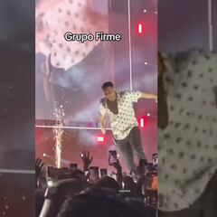 Vídeo: Eduin Caz se aventó para que el público lo cachara y cayó al suelo