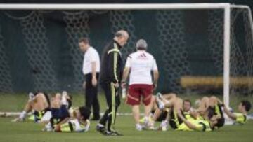 AJENOS A LA POL&Eacute;MICA. La Selecci&oacute;n contin&uacute;a con su preparaci&oacute;n del Mundial ajena a la pol&eacute;mica que se ha suscitado en Espa&ntilde;a, en el &aacute;mbito pol&iacute;tico, por las primas de los jugadores. El equipo de Del Bosque s&oacute;lo piensa de momento en el amistoso de ma&ntilde;ana ante El Salvador. 
 