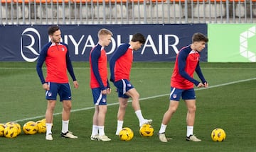 Saúl, Vermeeren, Roro y Barrios, en la sesión del Atlético. 