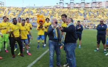 Los hermanos Del Río bajaron al terreno de juego para saludar y dedicar su canción "Macarena" al jugador de la UD Las Palmas Juan Carlos Valerón, durante el homenaje que le brindó hoy el club tras el partido de Liga con el Athletic Club de Bilbao, último de "El Flaco", en el estadio Gran Canaria. 