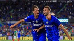 GETAFE (MADRID), 28/08/2023.- El delantero del Getafe Borja Mayoral (d) celebra su gol durante el partido de la tercera jornada de LaLiga que disputan hoy lunes Getafe CF y Deportivo Alavés en el Coliseum Alfonso Pérez, en Getafe (Madrid). EFE/ Fernando Alvarado
