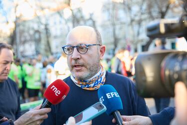 El delegado del Área de Políticas Sociales, Familia e Igualdad del Ayuntamiento de Madrid, José Fernández, atiende a los medios de comunicación durante la XII Carrera Madrid en Marcha contra el Cáncer 2025 en el Paseo de la Castellana, a 30 de marzo de 2025, en Madrid (España).