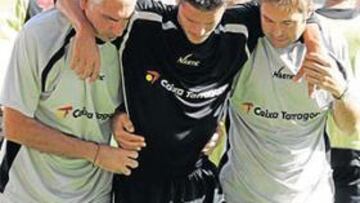 <b>UN BUEN PALO. </b>Óscar López se retiró del campo con muletas mientras el doctor le explicaban la lesión al presidente.