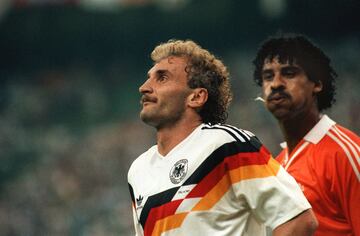 Es uno de los episodios recordados m¨¢s desagradables de la historia de los mundiales. Ocurri¨® en el encuentro entre Alemania Federal y Holanda en el Mundial de Italia 90. Los golpes, empujones, provocaciones¡ entre Rijkaard y V?ller fueron constantes durante e encuentro hasta que acabaron a escupitajos y con la expulsi¨®n de ambos jugadores.