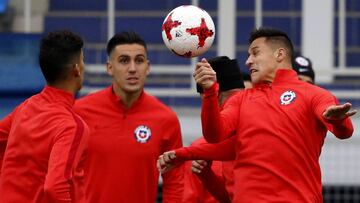 Alexis Sánchez y Pedro Pablo Hernández irán desde la partida ante Alemania.