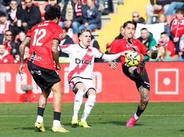 El lateral rayista hizo un partido que rozó la perfección. Arrasate le cambio hasta tres veces al rival que tenía enfrente y cumplió con nota.