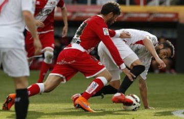 El centrocampista del Sevilla Vicente Iborra lucha un balón con el defensa argentino Emiliano Insúa