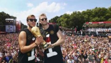 G&ouml;tze y Sch&uuml;rrle, durante la fiesta en Berl&iacute;n por la conquista del t&iacute;tulo mundial.