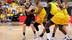 El jugador del Dolomiti Eenergia Trento Toto Forray y los jugadores del Gran Canaria Damien Inglis y Khalifa Diop durante el partido de la 15ª jornada de la Eurocopa de baloncesto que ambos equipos disputaron este miércoles en el Gran Canaria Arena, en Las Palmas de Gran Canaria.