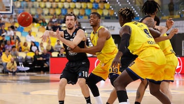 El jugador del Dolomiti Eenergia Trento Toto Forray y los jugadores del Gran Canaria Damien Inglis y Khalifa Diop durante el partido de la 15ª jornada de la Eurocopa de baloncesto que ambos equipos disputaron este miércoles en el Gran Canaria Arena, en Las Palmas de Gran Canaria.