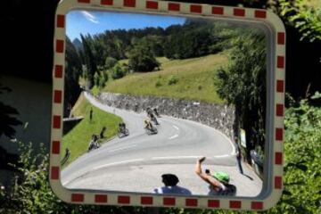 El pelot¨®n recorriendo los 184 km de la etapa de hoy.
