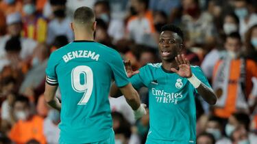Benzema y Vinicius celebran el segundo gol madridista al Valencia.