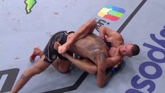 Nate Díaz somete a Tony Ferguson.