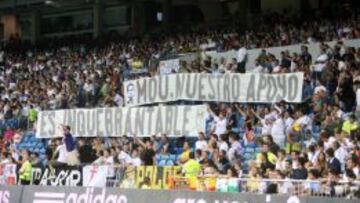 Pancartas de apoyo a Mourinho en el Bernabéu.