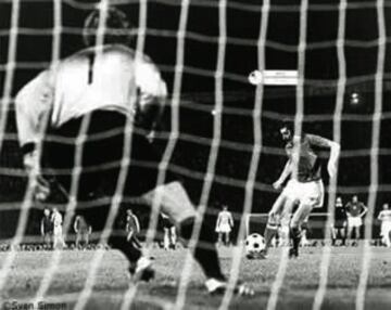 La final de la Eurocopa de 1976 será recordada por la pena máxima decisiva, la ejecutará un jugador de uan manera diferente a la acostubrada. Con el 2-2 en el marcador las selecciones de Alemania y Checoslovaquia llegan a la tanda de penlatis. en la portería alemana estaba Maier; en la checa, Viktor. El cuarto lanzamiento alemán lo había fallado Hoeness y era el turno para el quinto lanzamiento de Checoslovaquia. Fue entonces cuando Panenka sorprendió con su sangre fría y chutó por el centro, picado y suave, engañando al portero. Creó un estilo que aún es mundialmente imitado. Habia nacido el penalti a lo Panenka.