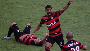 Santiago Tréllez celebrando un gol del Vitória ante Ponte Preta por Brasileirao
