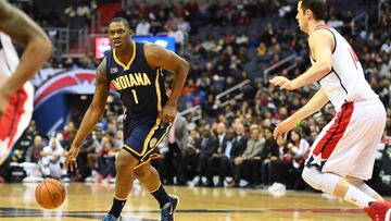 Kevin Seraphin bota el bal&oacute;n ante la mirada de Jason Smith en Washington