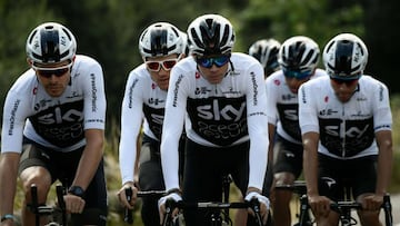 (FILES) In this file photo taken on July 06, 2018 Great Britain&#039;s Christopher Froome (Front C), Great Britain&#039;s Luke Rowe (L), Great Britain&#039;s Geraint Thomas (2ndL Rear) and their Great Britain&#039;s Team Sky cycling team teammates ride during a training session on July 6, 2018 near Saint-Mars la Reorthe, western France, on the eve of the start of the 105th edition of the Tour de France cycling race. - British media giant Sky on December 12, 2018 said it would axe its sponsorship of cycling giant Team Sky after next season, ending a partnership that has delivered six Tour de France titles in the past seven years. (Photo by Philippe LOPEZ / AFP)