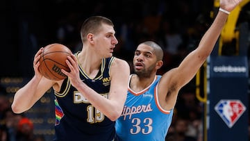 Nikola Jokic, pívot de Denver Nuggets, ante Nicolas Batum, alero de Los Angeles Clippers.