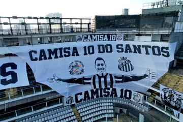 Mural en el estadio Vila Belmiro de Santos para despedir a Edson Arantes do Nascimento.
