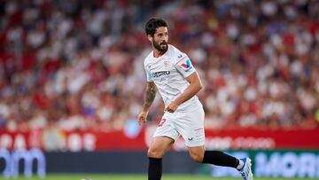 SEVILLE, SPAIN - AUGUST 19: Isco Alarcon of Sevilla FC in action during the LaLiga Santander match between Sevilla FC and Real Valladolid CF at Estadio Ramon Sanchez Pizjuan on August 19, 2022 in Seville, Spain. (Photo by Fran Santiago/Getty Images)