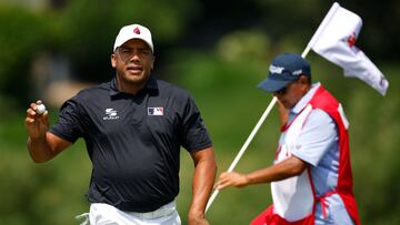 BLAINE, MINNESOTA - JULY 28: Jhonattan Vegas of Venezuela acknowledges the crowd on the fourth green during the final round of the 3M Open at TPC Twin Cities on July 28, 2024 in Blaine, Minnesota. Mike Ehrmann/Getty Images/AFP (Photo by Mike Ehrmann / GETTY IMAGES NORTH AMERICA / Getty Images via AFP)