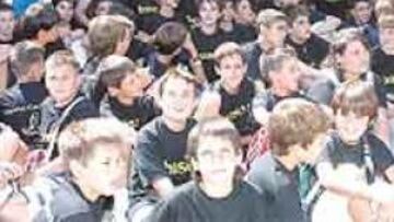 <b>CAMPUS DE CASQUERO. </b>150 niños del Campus de Talavera (Toledo) que apadrina el jugador Casquero vieron el trabajo de Bianchi y se hicieron fotos con los jugadores rojiblancos.