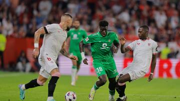 Assane, entre Gudelj y Soumaré, durante el derbi.