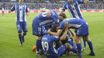 Los jugadores del Alavés celebran un gol.